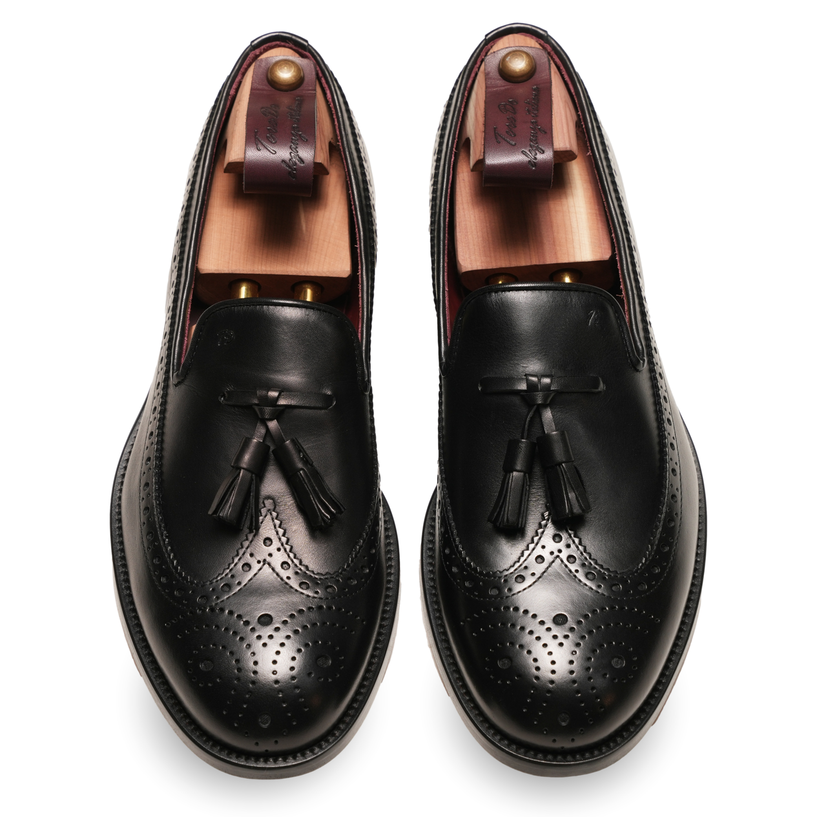 Mocassino con pendoli e ricamo nero